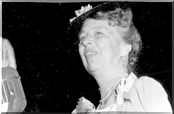 Eleanor Roosevelt waving