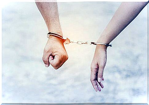 Chained hands symbolizing a toxic couple