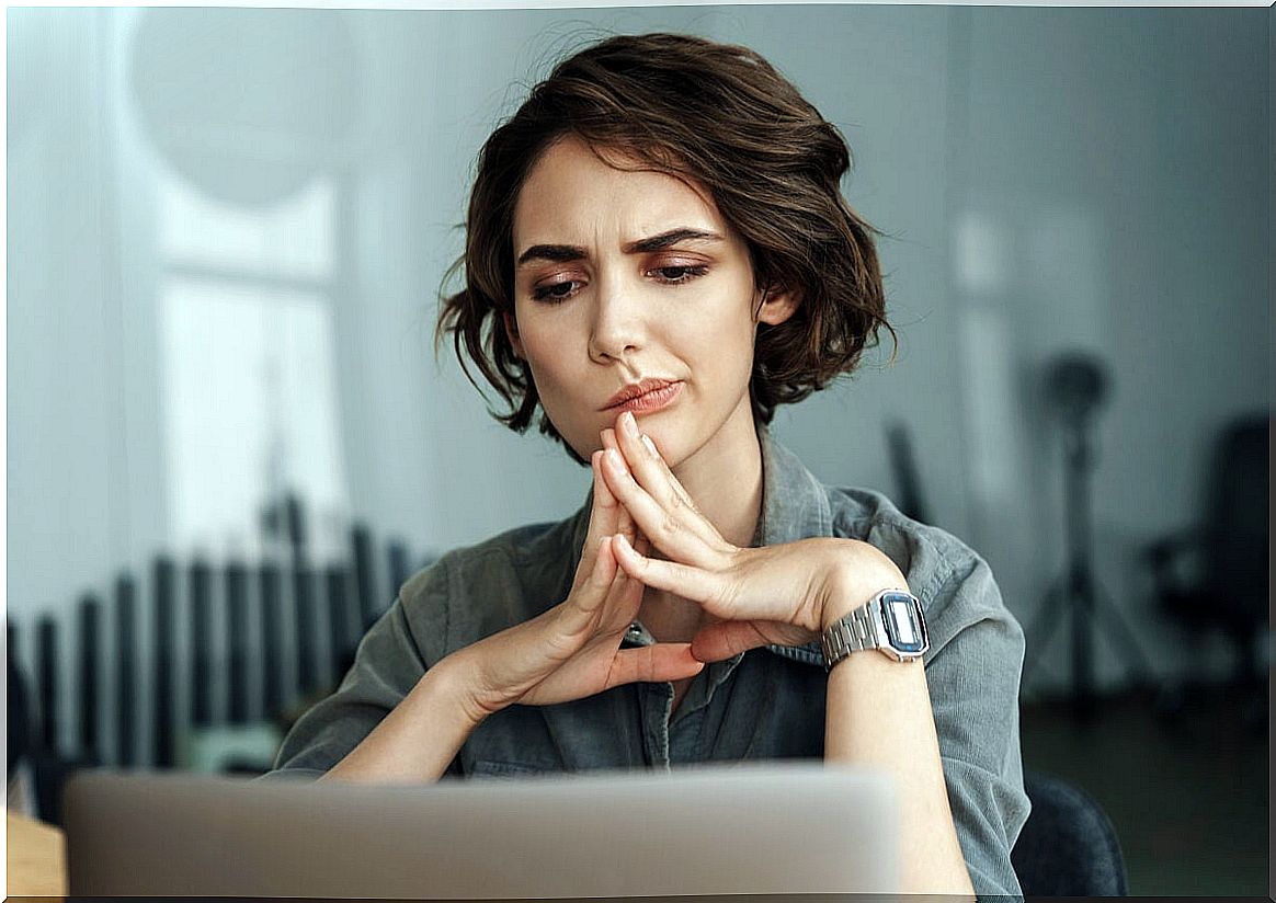 Concentrated woman at the computer thinking