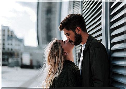 Couple kissing in the street