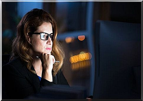 Woman before a computer to represent that simplicity is also an intellectual virtue